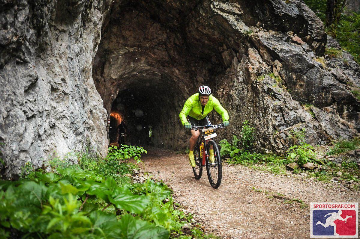 Adrian beim Mountainbike-Rennen bei der Durchfahrt eines Felstunnels