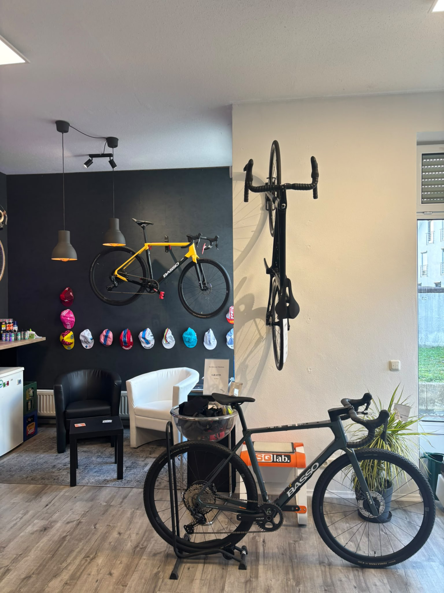 Lounge mit gelbem Basso-Rad an der Wand bei la Bicicletta in Gilching